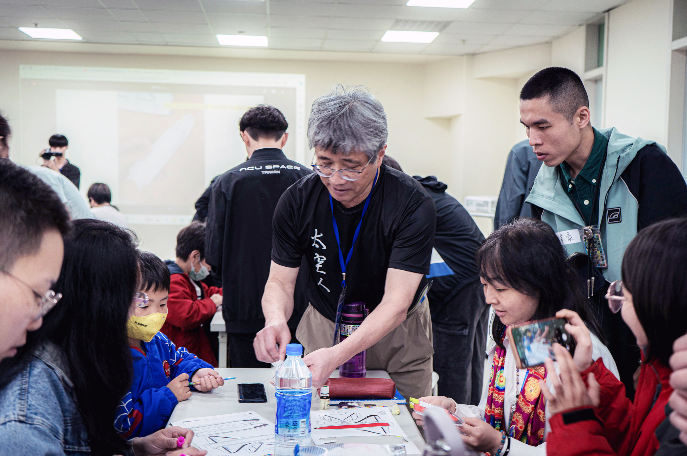 太空系劉正彥國家講座教授指導民眾一起DIY太空梭。照片教發中心提供